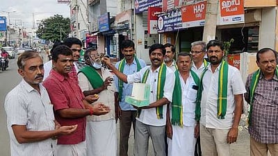 வேளாண் சட்டங்கள் வாபஸ்: விவசாயிகள் இனிப்பு வழங்கி கொண்டாட்டம்