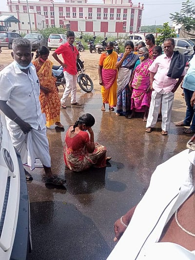 திருப்பூர் ஆட்சியர் அலுவலகத்தில் கடன் தொல்லையால் பெண் தீக்குளிக்க முயற்சி