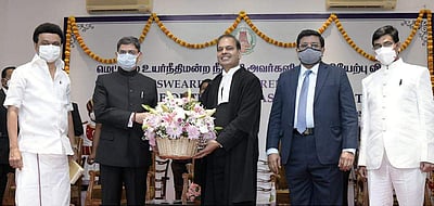 சென்னை உயர்நீதிமன்ற தலைமை நீதிபதியாக முனீஸ்வா் நாத் பதவியேற்பு