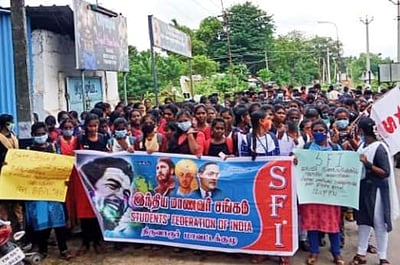 பாலியல் குற்றவாளிகளுக்குத் தூக்கு தண்டனை தேவை: குடவாசல் கல்லூரி மாணவர்கள் சாலை மறியல்