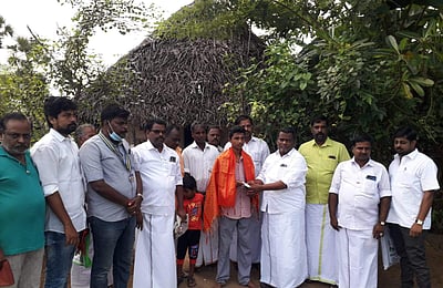 வினாடி வினா போட்டி: அரபு நாடுகளுக்கு சுற்றுலா செல்லும் அரசுப் பள்ளி மாணவனுக்கு பாராட்டு