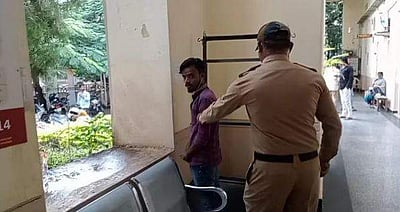 நகராட்சி அலுவலகத்தில் சிறுநீர் கழித்து போராட்டம்: கழிவறையை சீரமைக்க வலியுறுத்தல்