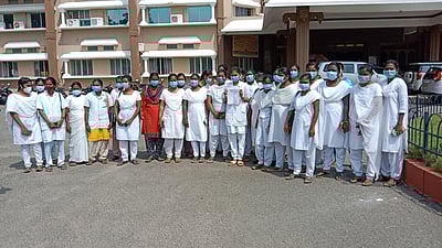 பணி நிரந்தரம் கோரி 
செவிலியா்கள் ஆா்ப்பாட்டம்