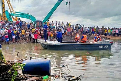 இலங்கையில் படகு கவிழ்ந்ததில் 6 மாணவர்கள் பலி; 11 பேர் காயம்; மீட்புப்பணி தீவிரம்