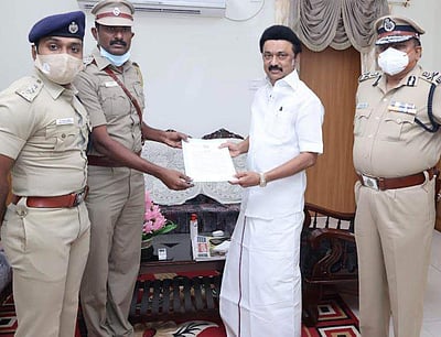 திருடர்களை மடக்கிப்பிடித்த சூலூர் காவல் ஆய்வாளருக்கு முதல்வர் பாராட்டு!