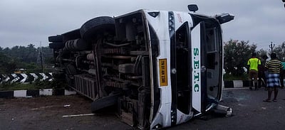 அவிநாசி அருகே அரசு பேருந்து கவிழ்ந்து விபத்து: 10க்கும் மேற்பட்டோர் படுகாயம்