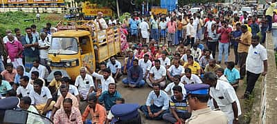 சுங்கச்சாவடியை அகற்றக் கோரி கயத்தாரில் அனைத்துக் கட்சி, வியாபாரிகள் மறியல் போராட்டம்; 49 பேர் கைது