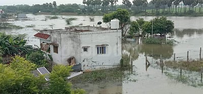 மானாமதுரையில் வீடுகளை சூழ்ந்த மழைத்தண்ணீர்: வெளியேற முடியாமல் மக்கள் முடக்கம் 