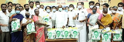 வீடுகளை இழந்த குடும்பங்களுக்கு நிதியுதவி: அமைச்சா் எ.வ.வேலு வழங்கினாா்