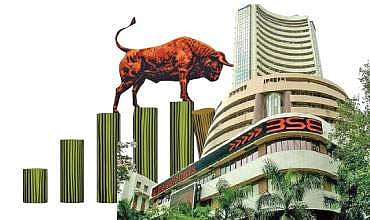 "கரடி' திடீர் தாக்குதல்:  323  புள்ளிகளை இழந்தது சென்செக்ஸ்