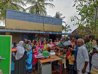 கட்டிமேடு அங்கன்வாடி பள்ளிக்கு சீா்வரிசை திருவிழா