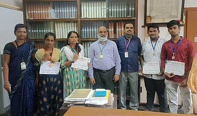 மாநில குத்துச்சண்டை போட்டி: ஏவிசி மாணவா்கள் தங்கம் வென்று சாதனை