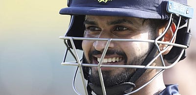 அறிமுக டெஸ்டில் அரை சதம் எடுத்த ஷ்ரேயஸ் ஐயர்: ரஹானேவுக்கு நெருக்கடியா?