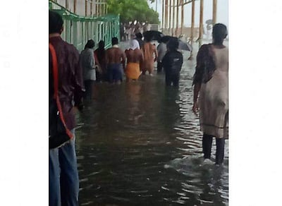 திருச்செந்தூர் கோயிலுக்குள் புகுந்த வெள்ளநீர்; பக்தர்கள் அவதி