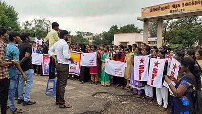 ராசிபுரம்: நீட் தேர்வு, புதிய கல்விக் கொள்கையை ரத்து செய்ய வலியுறுத்தி மாணவர்கள் போராட்டம்