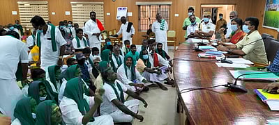 தஞ்சாவூரில் குறைதீர் கூட்டம்: விவசாயிகள் தர்னா