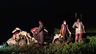 கோவில்பட்டி அருகே மின்கம்பத்தில் கார் மோதல்:  2 பேர் பலி; 2 பேர் காயம்