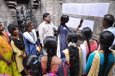 அரசு மகளிா் கல்லூரி மாணவியருக்கு குறுகிய கால கல்வெட்டு பயிற்சி