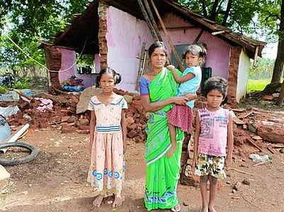 மழையால் வீடு இடிந்து சேதம்: மூன்று குழந்தைகளுடன் குளியலறையில் வசிக்கும் பெண்