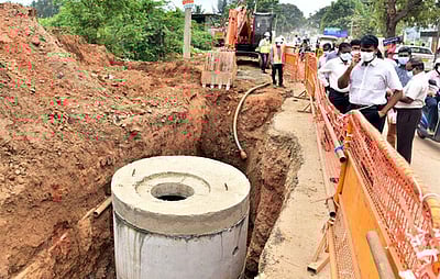 பாதாளச் சாக்கடைப் பணி: மாநகராட்சி ஆணையா் ஆய்வு