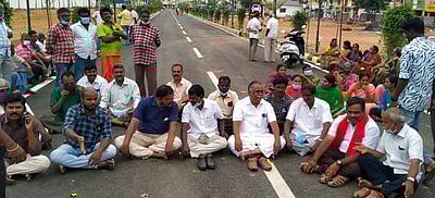 அரசு நிலம் ஆக்கிரமிப்பு: எம்.பி. மறியல்