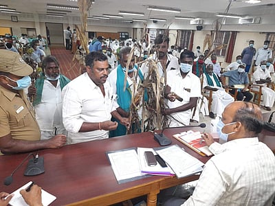 வெள்ளத்தால் பாதிக்கப்பட்ட பயிருடன் ஆட்சியரிடம் முறையீடு: குறைதீர் கூட்டத்தில் பரபரப்பு