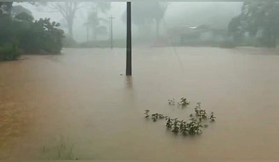 மாஞ்சோலை பகுதியில் கடுமையான வெள்ளப்பெருக்கு: தேயிலைத் தோட்டத் தொழிலாளர்கள் இயல்பு வாழ்க்கைப் பாதிப்பு