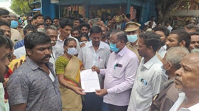 வெம்பக்கோட்டை: சுற்றுச்சூழல் விதியில் பட்டாசு தொழிலுக்கு விலக்குக் கோரி மனு கொடுக்கும் போராட்டம்