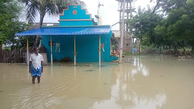 இளையான்குடி அருகே கண்மாய் உடைந்து தண்ணீர் புகுந்தது