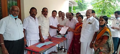 நகர்ப்புற உள்ளாட்சித் தேர்தல்: ஈரோட்டில் அதிமுக விருப்பமனு தாக்கல்