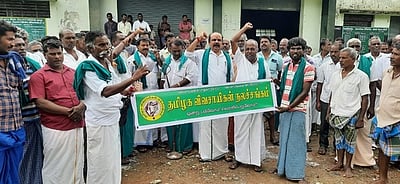 பயிா் சேதம்: நிவாரணம் வழங்கக் கோரி ஆா்ப்பாட்டம்