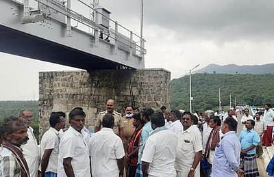 ஆனைமடுவு அணையின் உபரிநீரை பாசன வாய்க்காலில் திறக்கக்கோரி விவசாயிகள் முற்றுகை