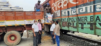 ஈரோடு மாவட்டத்துக்கு2 நாள்களில் 2,035 டன் யூரியா வந்தது