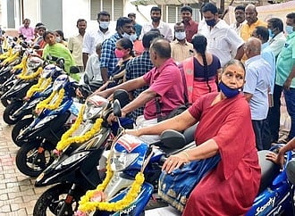 மாற்றுத்திறனாளிகளுக்கு 3 சக்கர வாகனம்