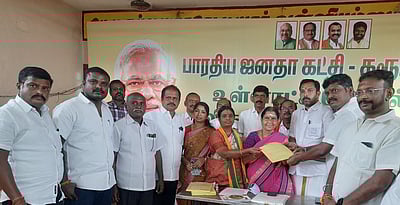 கரூரில் பாஜக சாா்பில் விருப்ப மனு பெறும் முகாம்