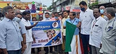 ஆசிரியா்களுக்கு பணி வரன்முறை திருத்திய ஆணை வழங்கல்