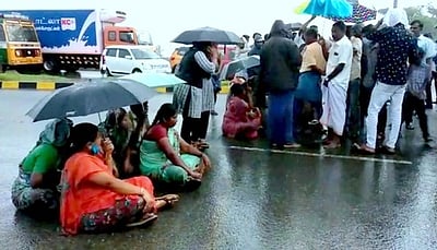 வீடுகளைச் சூழ்ந்த வெள்ளம்: சாலை மறியல்