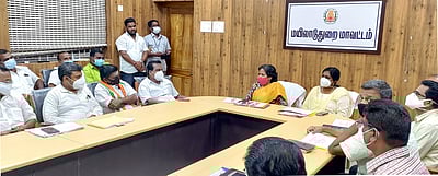 வாக்காளா் பதிவு அலுவலா்கள், அரசியல் கட்சி பிரதிநிதிகளுடன் கலந்தாய்வு கூட்டம்