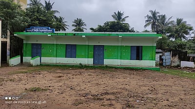 வகுப்பறைகள், கழிப்பறை இல்லாமல் அரசுப் பள்ளி மாணவா்கள் அவதி