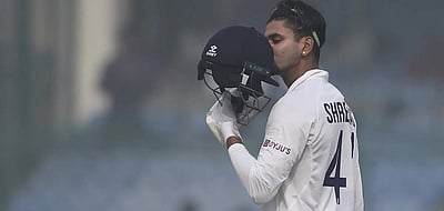 அறிமுக டெஸ்டில் சதமடித்தார் ஷ்ரேயஸ் ஐயர்