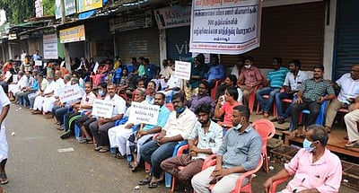 கடைகளை அப்புறப்படுத்தக் கூடாது: வியாபாரிகள் காத்திருப்புப் போராட்டம்