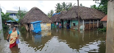 திருவாரூா் மாவட்டத்தில் பலத்த மழை குடியிருப்புகளை தண்ணீா் சூழ்ந்தது