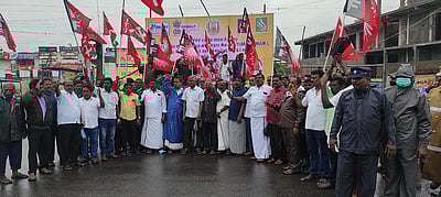 மத்திய அரசைக் கண்டித்து தொழிற்சங்கங்கள் ஆா்ப்பாட்டம்