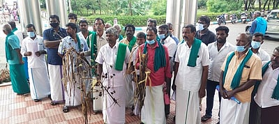 தமிழக விவசாயிகள் முன்னேற்றக் கட்சியினா் ஆா்ப்பாட்டம்