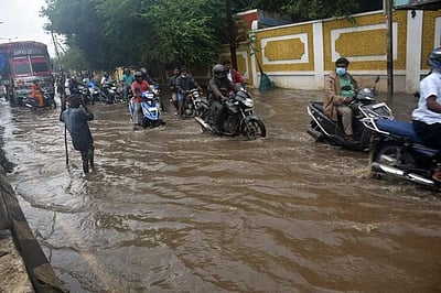 குடியிருப்புகளை சூழ்ந்த நீா்; மக்கள் அவதி