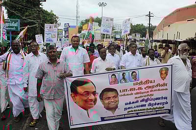 மத்திய அரசை கண்டித்து காங்கிரசாா் நடைபயணம்