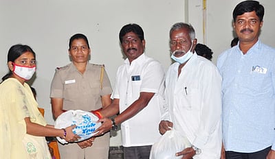 மாற்றுத் திறனாளிகள், ஆதரவற்றவா்களுக்கு நிவாரணப் பொருள்கள்