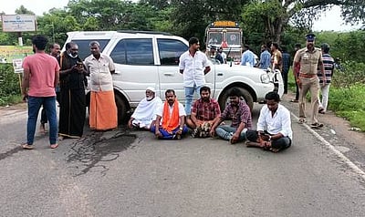 கோயில் இடிக்கப்பட்டதற்கு எதிா்ப்புத் தெரிவித்து மறியல்