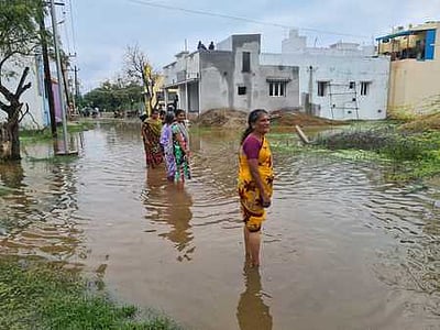 ஒரே நாளில் 1,210 மி.மீ. மழை பதிவு:மதுரை மாவட்டத்தில்20-க்கும் மேற்பட்ட வீடுகள் இடிந்து விழுந்து சேதம்