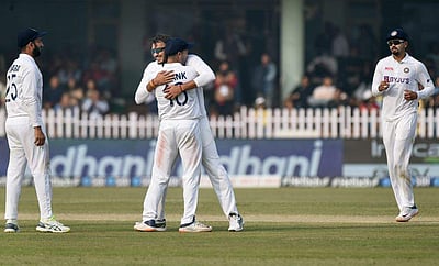 அக்சர் படேலின் சுழலில் சிக்கிய நியூசிலாந்து; 296 ரன்களுக்கு ஆல் அவுட்